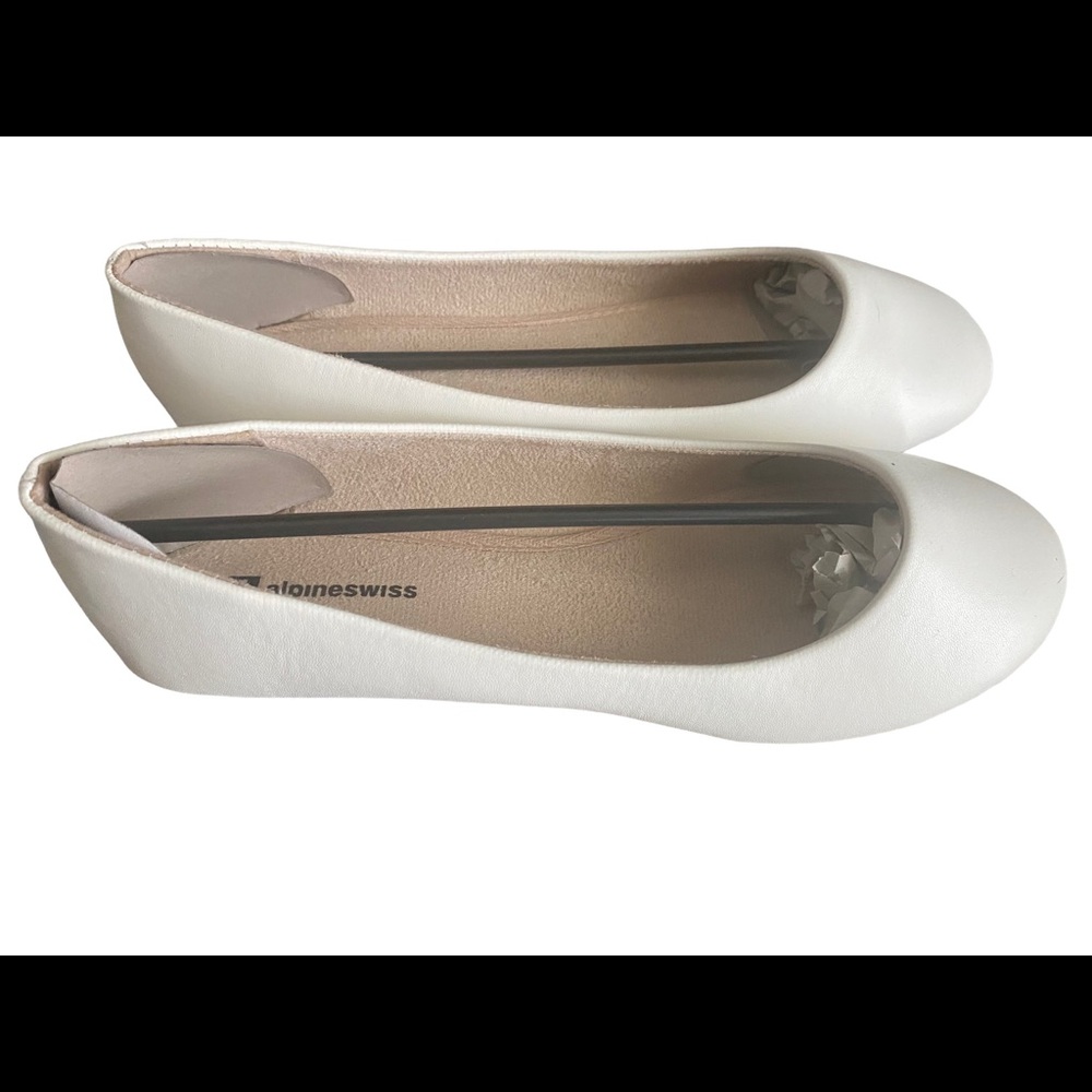 BRAND NEW Alpine Swiss White Flats